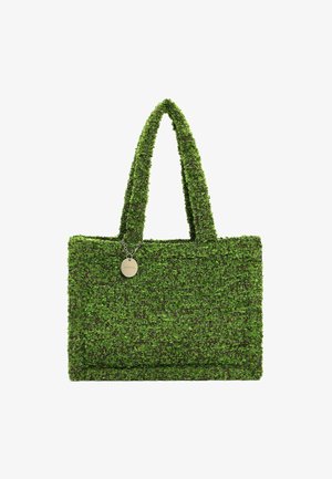 Zielona teksturowana torba na ramię z dwoma uchwytami i małym, okrągłym, srebrnym zawieszonym przy górnym środku.