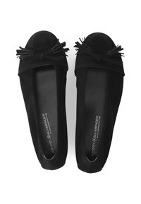 Schwarze Wildleder-Balletschuhe mit runder Zehenkappe, die eine dekorative Schleife und subtile Nahtdetails im Obermaterial aufweisen. Weicher Stoff und flexibles Design.