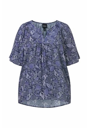 Blaue Kurzarmbluse mit weißem und lavendelfarbenem Muschelmuster und V-Ausschnitt.