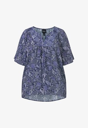 Sininen lyhythihainen pusero, jossa valkoinen ja laventelinvärinen simpukkakuosi ja V-kaulus.