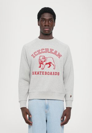 Lys grå genser med en rød grafikk av en bulldog og teksten "ICECREAM SKATEBOARDS". Ribbestrikkede mansjetter og nederkant, ledig passform.