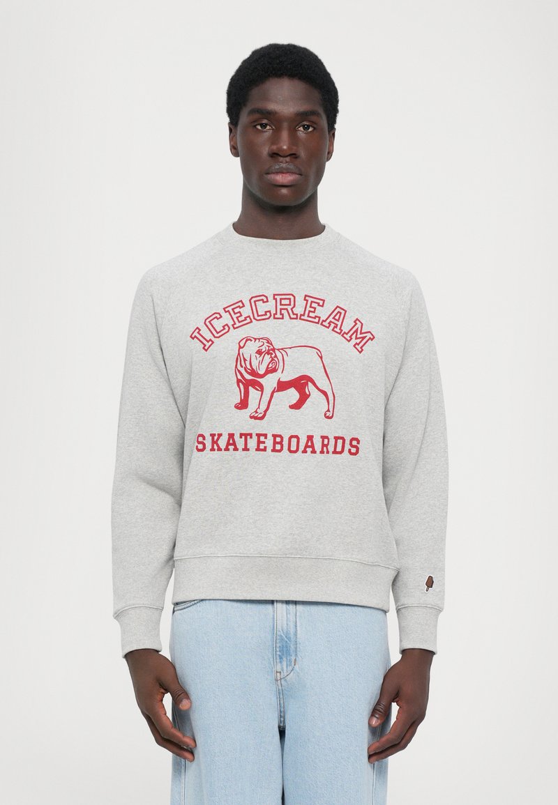 Lys grå genser med en rød grafikk av en bulldog og teksten "ICECREAM SKATEBOARDS". Ribbestrikkede mansjetter og nederkant, ledig passform.