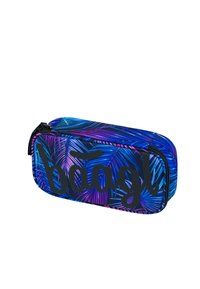 Niebieska etui na przybory z żywym wzorem tropikalnych liści w odcieniach niebieskiego i purpurowego, z wyraźnym czarnym logo z jednej strony i zamknięciem na zamek.