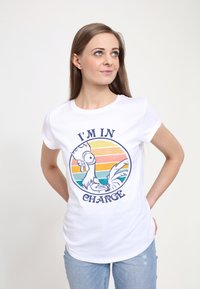 Hvid bomulds t-shirt med et farverigt grafisk motiv af en tegneserie-kylling med teksten "JEG HAR ANSVARET" i fede, mørke bogstaver under.