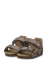 Bruna lädersandaler med två justerbara remmar, en spänne accent, utskurna sidor och en vadderad innersula för komfort.