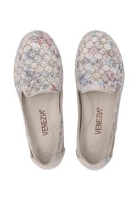 Květinové slip-on boty v světle béžové barvě s výřezy; měkký materiál a polstrovaná stélka pro pohodlí. Značka: VENEZIA.