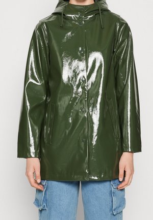 Glänzender grüner wasserdichter Regenmantel mit Kapuze, Druckknöpfen auf der Vorderseite und Seitentaschen. Hergestellt aus einem glatten, reflektierenden synthetischen Material.