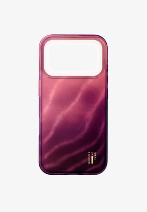 Funda de teléfono con degradado morado y acabado brillante, con patrones ondulados y una abertura para la cámara en la parte superior. Incluye detalle de logo dorado.