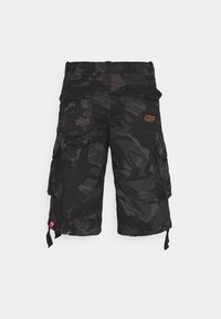Shorts cargo in un motivo camouflage nero, realizzati in cotone resistente, con molteplici tasche laterali e orli regolabili con cordoncino.