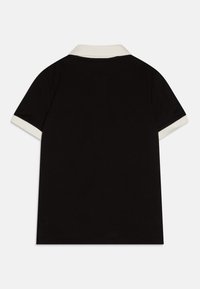 Svart polo-skjorte med kontrastfarget hvit krage og ermeender. Laget av glatt stoff, har korte ermer og en klassisk fasong.