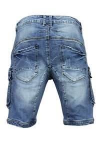 Denim cargoshorts, lichtblauw met vervaagde plekken, middellange lengte, met twee achterzakken en twee zijzakken, gestikte details op de randen.