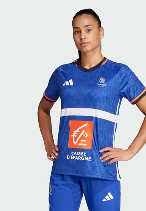 Maillot de sport bleu avec un motif géométrique, des accents orange, un col rond et une bande horizontale blanche avec logo. Assorti avec un short bleu.