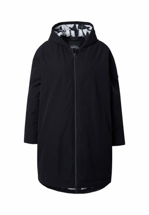 Cappotto nero con cappuccio, cerniera frontale, maniche lunghe e fodera interna a motivo contrastante. Presenta una vestibilità comoda e una lunghezza fino al ginocchio.