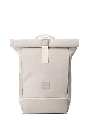 Hellbeige Rucksack mit einem Roll-Top-Design, aus Stoffmaterial, einer Frontschnalle als Verschluss und einem dezenten Logopatch am Boden.
