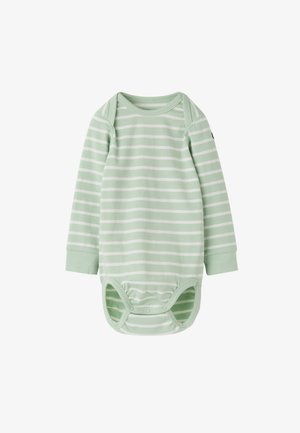Grøn- og hvidstribet babyheldragt med lange ærmer, trykknapper i bunden og kuvertudskæring ved halsen.