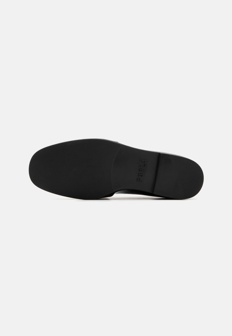 Schwarze Schuhsohle, glattes gummiertes Material mit einer leichten Kurve an der Ferse und einem markierten Bereich. Minimalistisches Design, keine aufwendigen Muster oder Akzente.