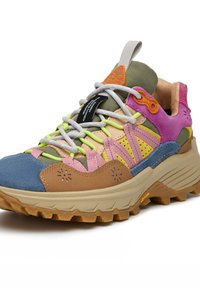 Bunt gemusterter Wanderschuh aus einer Mischung von Wildleder und Mesh-Materialien; markante graue und braune Sohle; lebhafte Akzente in Pink, Grün und Orange.