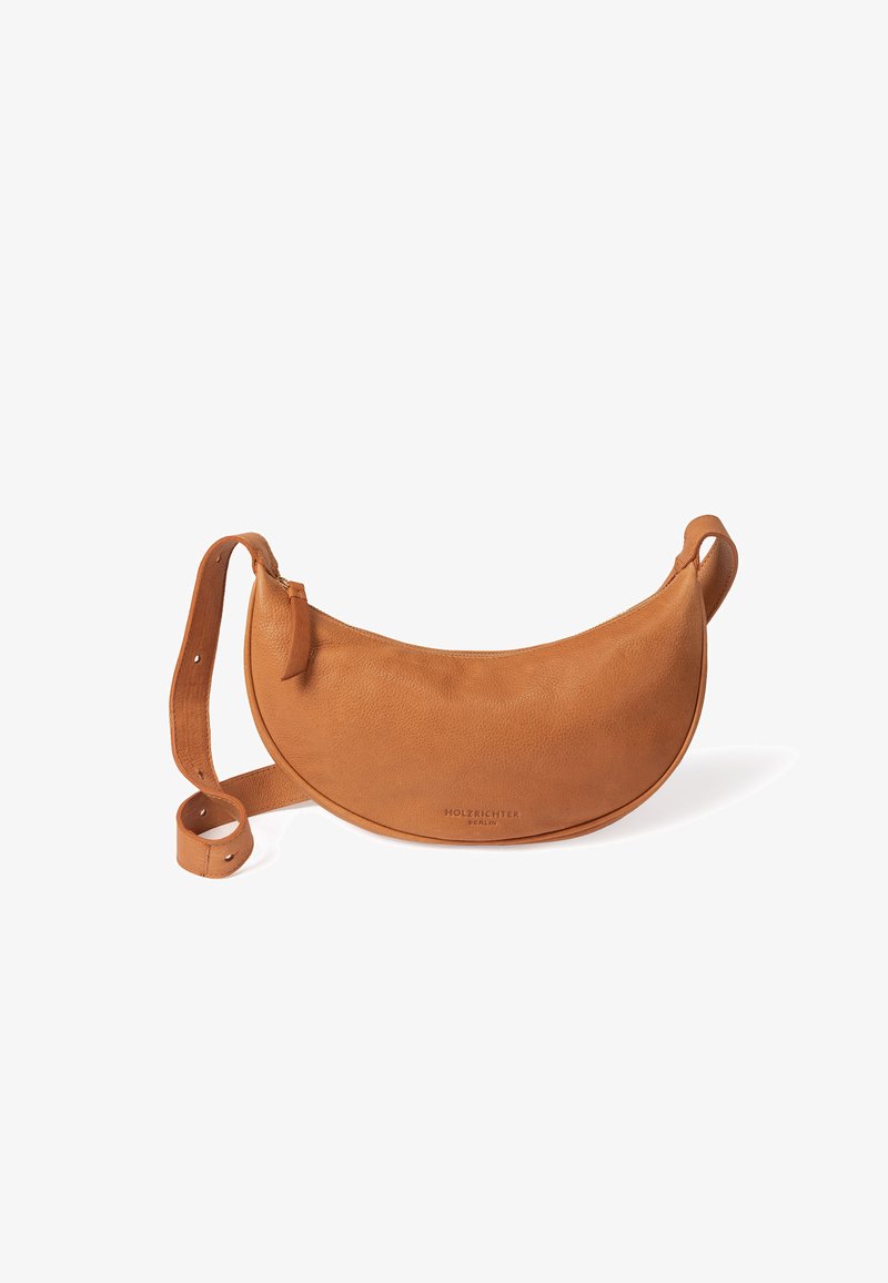 Hellbraune Leder-Crossbody-Tasche, geschwungene Form, Reißverschlussverschluss, verstellbarer Riemen, prägierter Markenname auf der Vorderseite, glatte Textur mit feinem Grain.