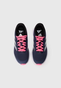 Baskets de sport navy avec des lacets roses et des rayures argentées. Tige en mesh pour la respirabilité, col rembourré et semelle texturée.