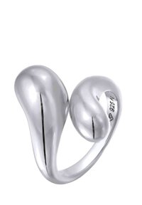 Silverring med en asymmetrisk design som har två släta, rundade ändar och en polerad yta. Märkt 925 för sterling silver.