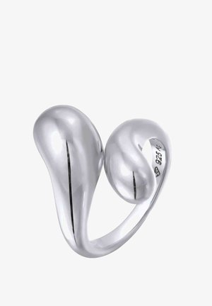 Sølvring med et asymmetrisk design, der har to glatte, afrundede ender og en poleret overflade. Stemplet 925 for sterling sølv.