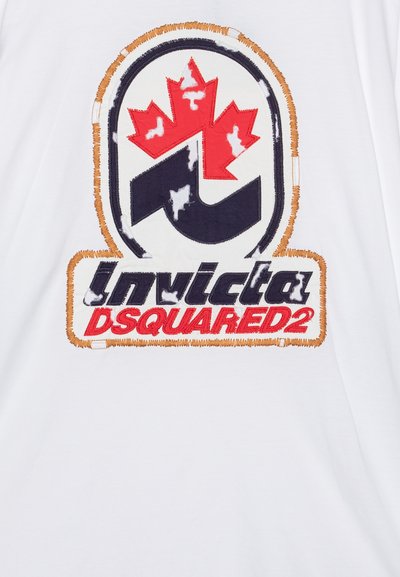 Hvit T-skjorte med et fremtredende brodert logo med et rødt og hvitt løvblad samt teksten "Invicta DSQUARED2" i blått og rødt.