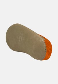 Tålig ulltoffel med en beige sula och en orange filtaccent. Strukturerad yta, rundad form med subtila sömnadsdetaljer.