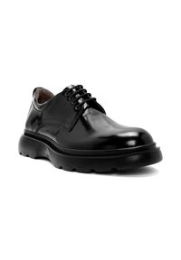 Zapato de vestir de cuero negro con acabado brillante, punta redonda, cordones en la parte delantera y suela de goma texturizada. Diseño minimalista sin acentos adicionales.