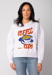 Hellgraues Sweatshirt mit einem grafischen Druck eines Croissants und einer Kaffeetasse, versehen mit rotem und blauem Text, der "COFFEE CLUB" liest.