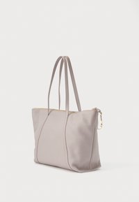 Γκρι δερμάτινη τσάντα τοτ με δύο μακριές λαβές, λείο επιφάνεια, φερμουάρ στο πάνω μέρος και μεταλλικά στοιχεία με χρυσές λεπτομέρειες. Ευρύχωρος σχεδιασμός με μινιμαλιστικό στυλ.
