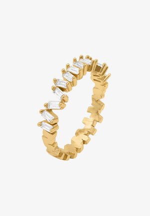 Gouden ring met afwisselend rechthoekige en trapeziumvormige heldere edelstenen. De band heeft een gestructureerd oppervlak en een uniek, segmentontwerp.