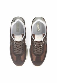 Sneakers marroni con parte superiore in mesh e dettagli in suede. Design con lacci, colletto imbottito e suola chiara. Logo visibile di lato.