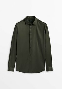 Camicia a maniche lunghe verde oliva scuro con colletto classico, bottoni sul davanti, texture liscia e dettagli sui polsini regolabili.