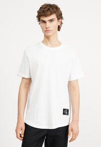 Calvin Klein Jeans - BADGE TURN UP SLEEVE - Paprasti marškinėliai - white Miniatiūros vaizdas 1