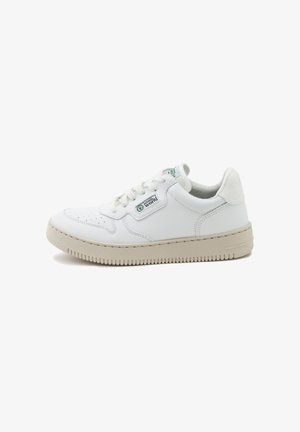 Baskets en cuir blanc avec une finition lisse, un bout texturé, des lacets plats et une semelle en caoutchouc beige. Présente une étiquette de logo sur le côté.