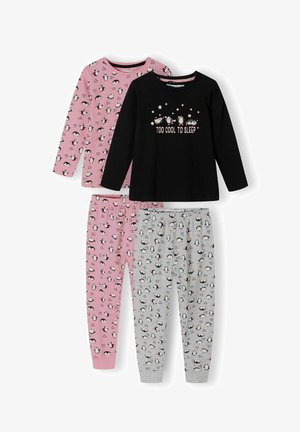 Zwei Paare Kinderpyjamas: eines in Pink mit Pinguinen, das andere in Schwarz mit dem Text "Too Cool to Sleep", kombiniert mit grauen Hosen mit Pinguinmuster.