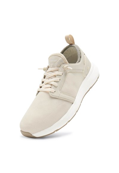 Baskets en maille beiges au design léger, avec un bout arrondi, une semelle blanche et un système de laçage. Elles disposent d'une languette en boucle au niveau du talon.