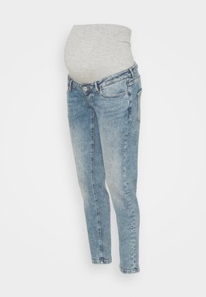 Vaqueros premamá azul claro con banda elástica gris para la barriga, pierna estrecha y detalles deslavados, exhibidos sobre un fondo liso.