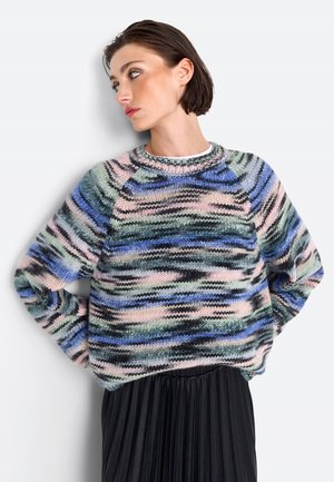 Mehrfarbiger gestrickter Pullover mit Rundhalsausschnitt, langen Raglanärmeln und einem strukturierten Muster aus Grün-, Rosa- und Blautönen.