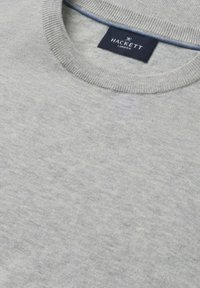 Lysegrå crewneck-trøje med fin strikket tekstur og navyblåt Hackett London-mærke på indersiden af halsudskæringen.