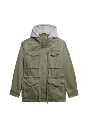 Veste vert olive avec une capuche grise, dotée de deux poches avant, d'une taille à cordon de serrage et d'une fermeture éclair. Tissu en mélange de coton, design décontracté.