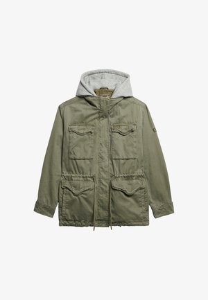 Giacca verde oliva con cappuccio grigio, dotata di due tasche frontali, vita con cordino e chiusura a zip. Tessuto misto cotone, design casual.