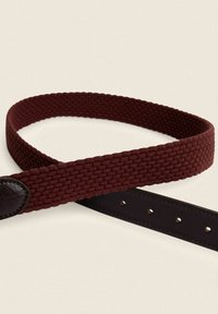 Cinturón de color burdeos tejido con una superficie texturizada, que presenta un extremo de cuero negro liso y múltiples agujeros para ajuste.