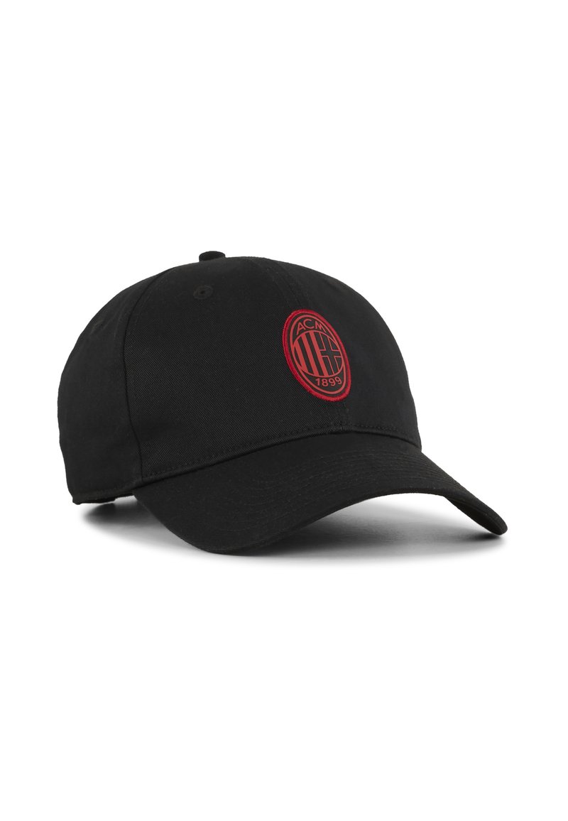 Svart baseballkeps av tyg med en röd cirkulär logo med "ACM" och "1899" på framsidan. Böjd skärm och justerbar rem.