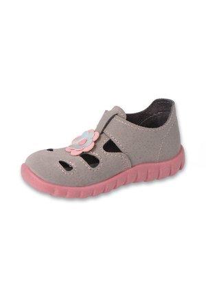 Scarpa grigia realizzata in materiale morbido con una suola in gomma rosa, caratterizzata da disegni ritagliati e un accento floreale pastello sulla parte anteriore.