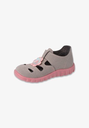 Szare buty z miękkiego materiału z różową gumową podeszwą, z wycięciami i pastelowym akcentem w postaci kwiatu z przodu.