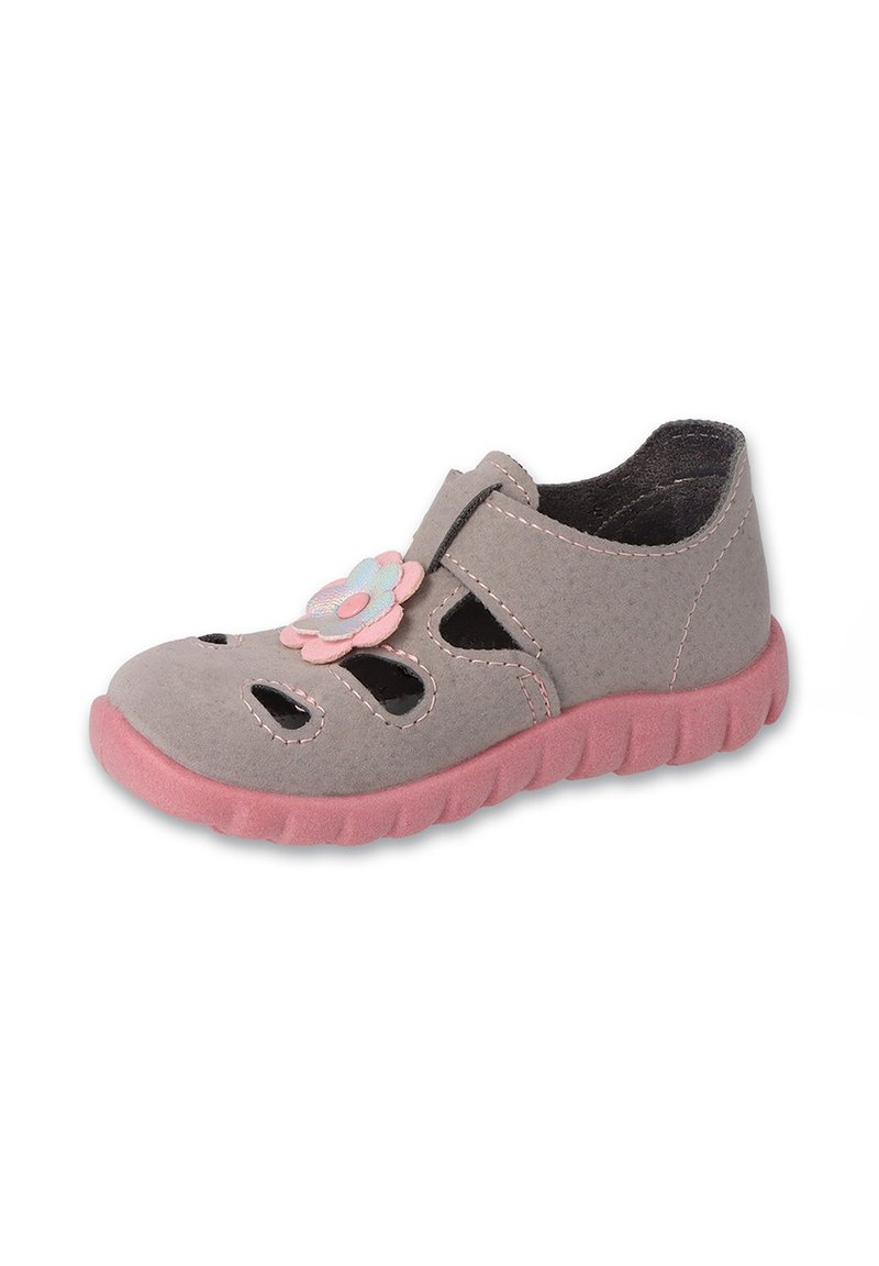Scarpa grigia realizzata in materiale morbido con una suola in gomma rosa, caratterizzata da disegni ritagliati e un accento floreale pastello sulla parte anteriore.