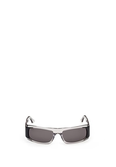 Gafas de sol rectangulares con lentes tintadas oscuras y montura transparente con acentos negros en las patillas, sobre un fondo blanco.