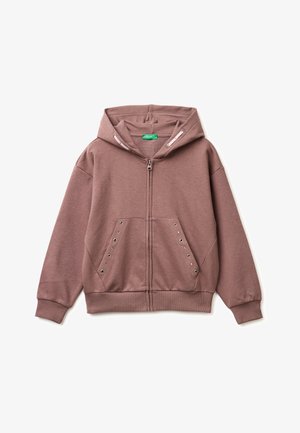 Bluza z kapturem w kolorze fiołkowym zapinana na zamek, z przednimi kieszeniami wyposażonymi w metalowe oczka, ściągaczami na mankietach i dole oraz przyczepionym kapturem z sznurkami.