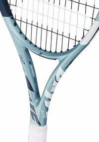 Helleblaue Tennisschläger mit strukturiertem Griff, weißen Saiten und einem eleganten, aerodynamischen Design mit schwarzen Akzenten und Logodetails.